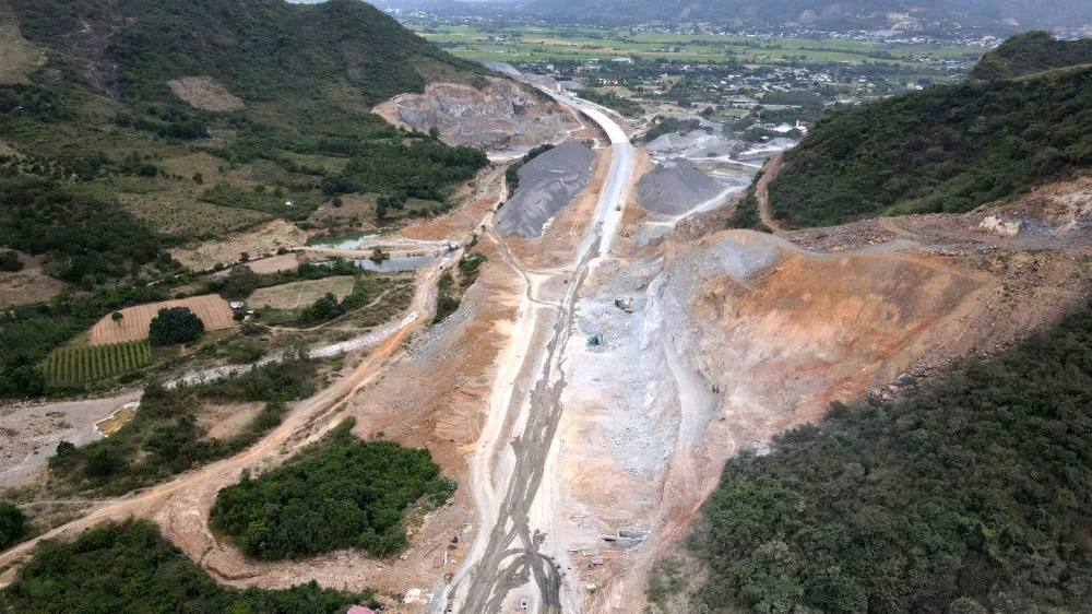 1.000 người ngày đêm hoàn thiện cao tốc Nha Trang - Cam Lâm