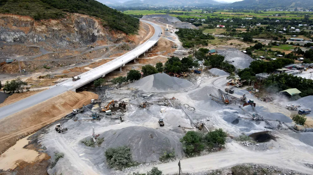 1.000 người ngày đêm hoàn thiện cao tốc Nha Trang - Cam Lâm