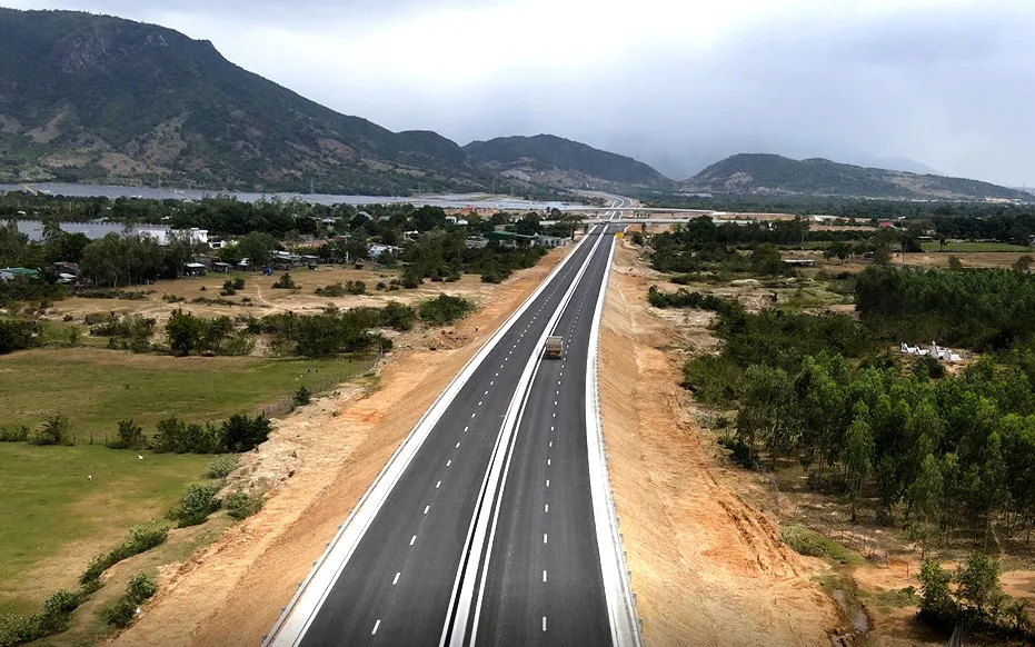 1.000 người ngày đêm hoàn thiện cao tốc Nha Trang - Cam Lâm