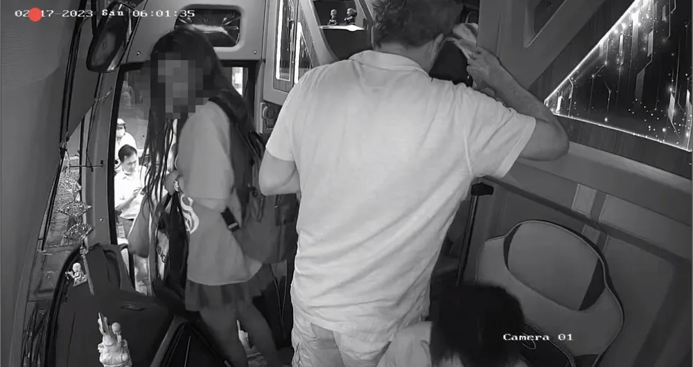 Nữ hành khách xuống xe sau khi tài xế Vũ bị đánh. Ảnh cắt từ clip.