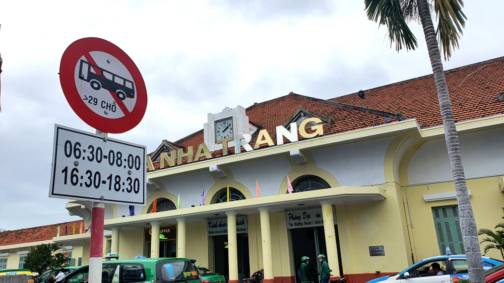 Ô tô trên 29 chỗ chở khách quốc tế từ tàu biển có thể vào trung tâm Nha Trang giờ cao điểm. Ảnh: HH