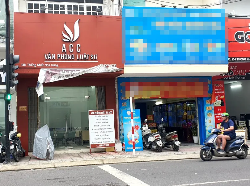 Bảng quảng cáo văn phòng luật sư trái phép ở đường Thống Nhất, TP Nha Trang. Ảnh: HH Bảng quảng cáo văn phòng luật sư trái phép ở đường Thống Nhất, TP Nha Trang. Ảnh: HH