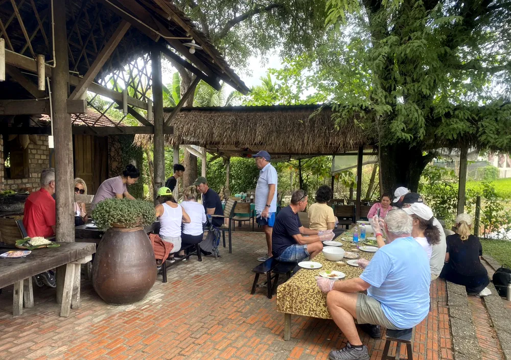 Khách quốc tế tham quan tour đồng quê ở ngoại ô Nha Trang. Ảnh: SỞ DU LỊCH KHÁNH HÒA Khách quốc tế tham quan tour đồng quê ở ngoại ô Nha Trang. Ảnh: SỞ DU LỊCH KHÁNH HÒA