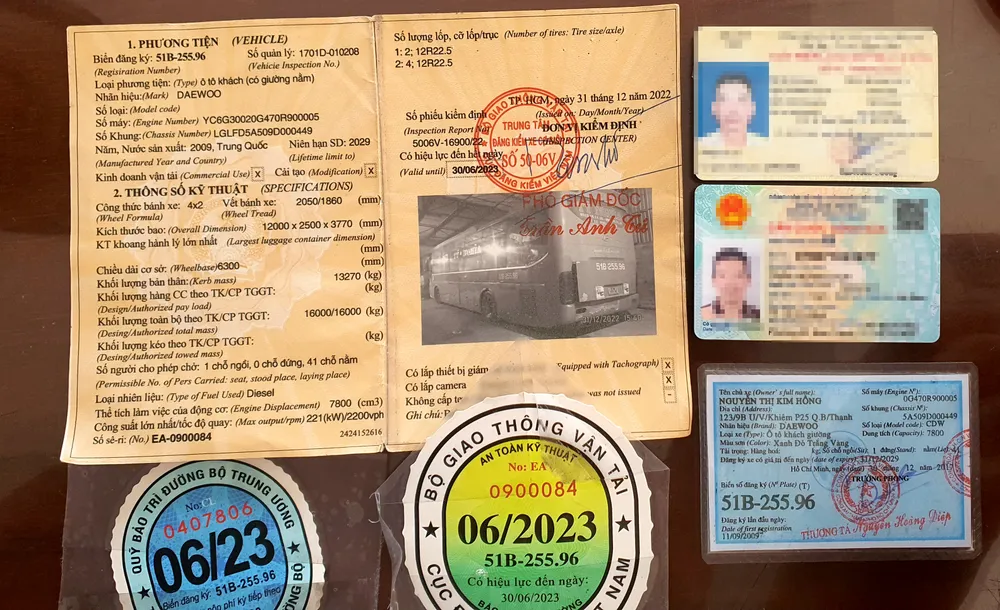 Giấy tờ của xe khách giường nằm nghi làm giả. Ảnh: HH Giấy tờ của xe khách giường nằm nghi làm giả. Ảnh: HH
