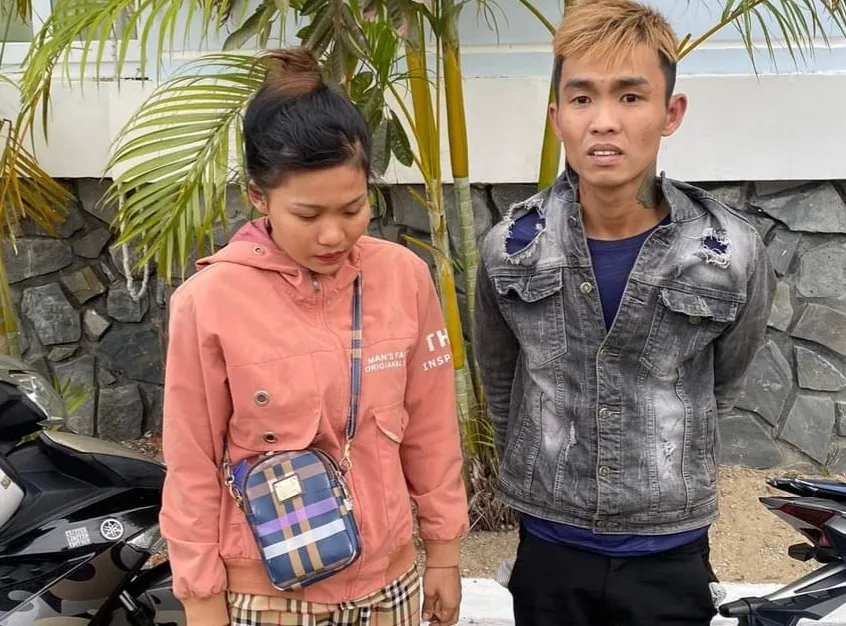Cặp tình nhân Quân và Ý bị tạm giữ. Ảnh: CÔNG AN THUẬN BẮC Cặp tình nhân Quân và Ý bị tạm giữ. Ảnh: CÔNG AN THUẬN BẮC
