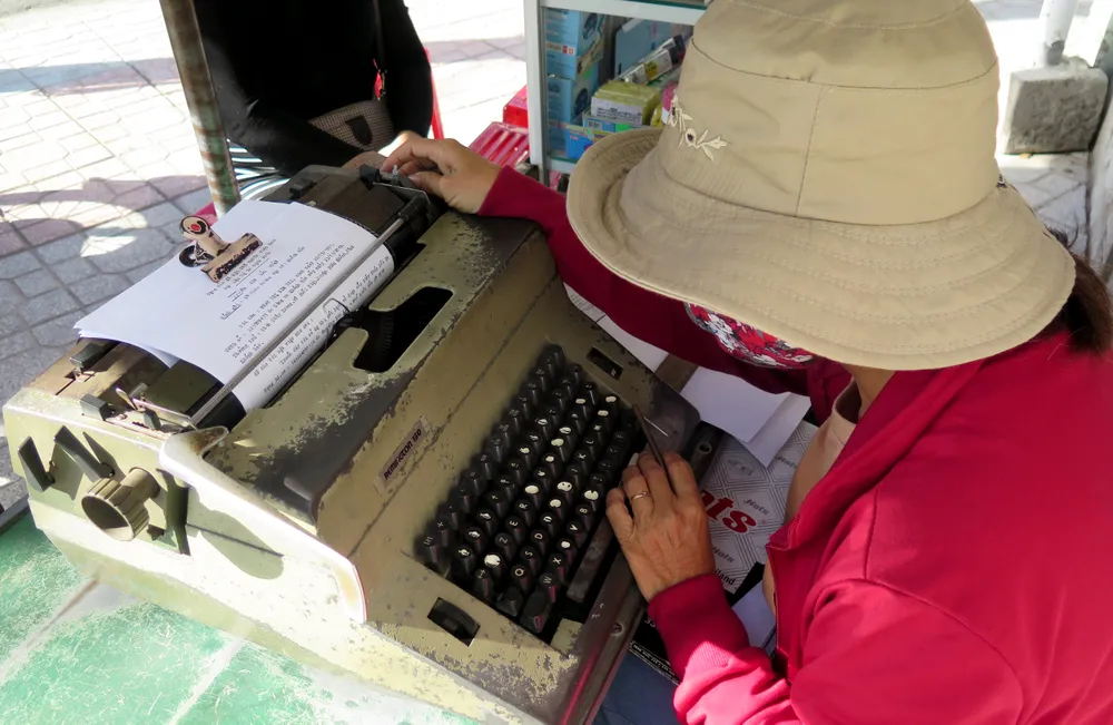 Phim mòn, bà dùng cây gỗ để gõ chữ. Ảnh: CHU VÂN