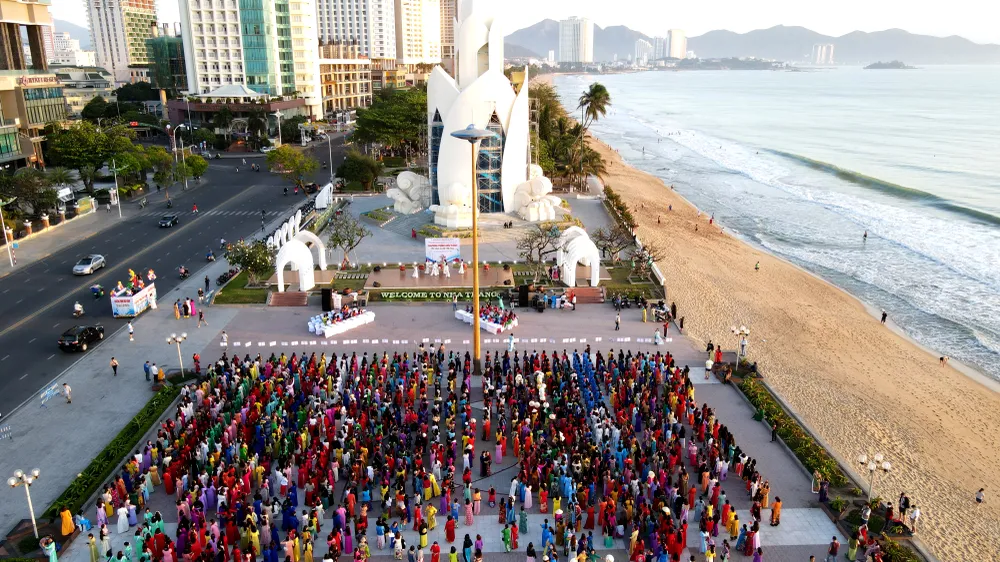 Hơn 2.000 phụ nữ diễu hành tôn vinh áo dài Việt Nam tại Quảng trường 2-4 ở TP Nha Trang. Ảnh: HH