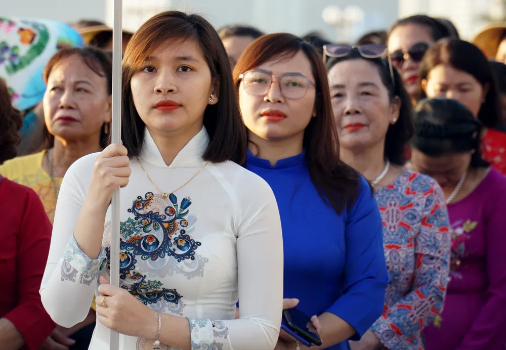 Cuộc diễu hành nhằm tôn vinh vẻ đẹp áo dài. Ảnh: HH