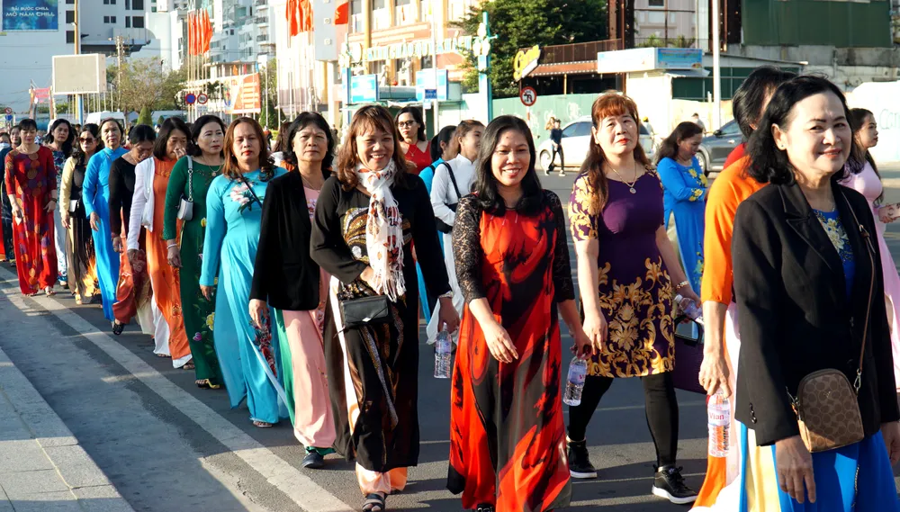 Phụ nữ TP Nha Trang trong trang phục áo dài.