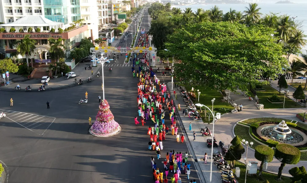 Đoàn diễn hành áo dài của phụ nữ TP Nha Trang.