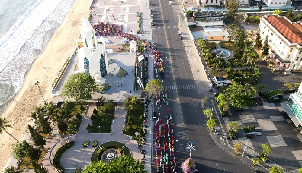 Đoàn từ Quảng trường 2-4 diễu hành trên đường Trần Phú.