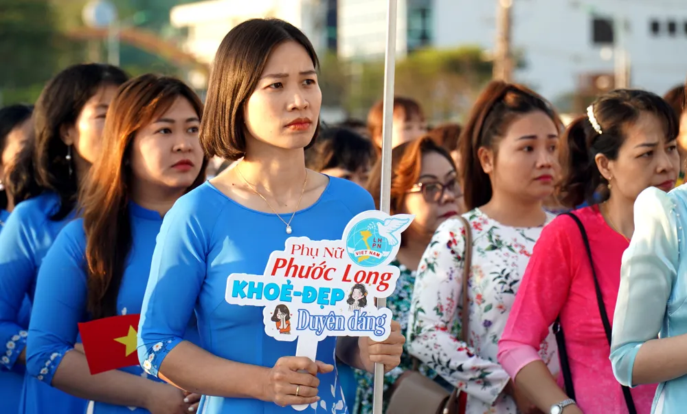 Hơn 2.000 phụ nữ là công đoàn viên, giáo viên, cán bộ và hội viên phụ nữ TP Nha Trang.