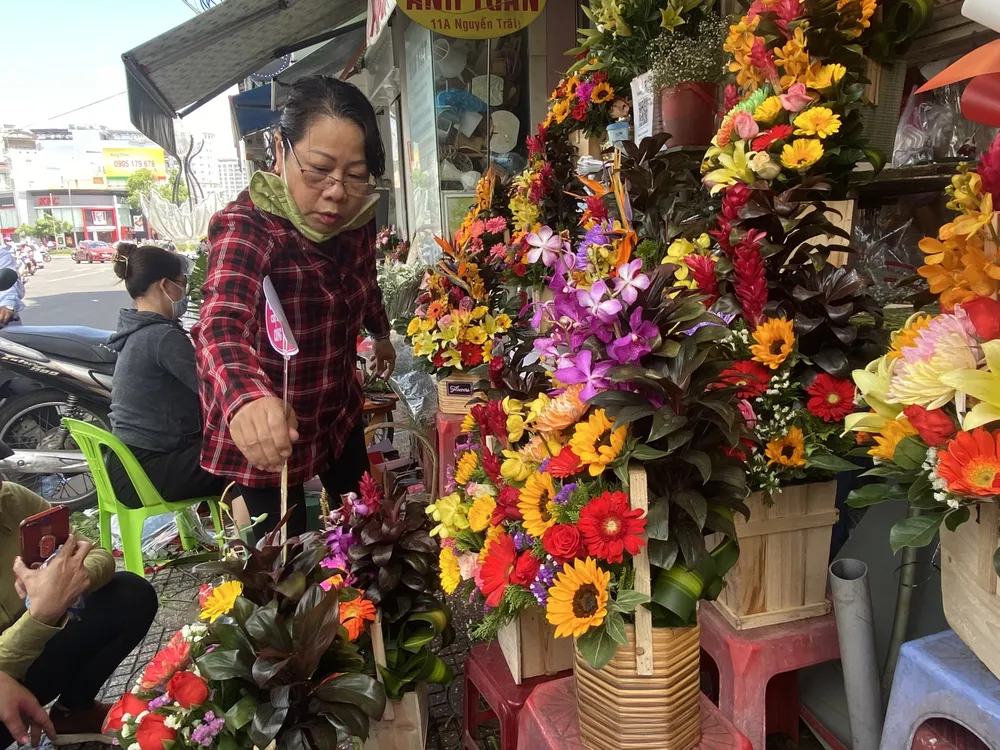 Giá hoa ngày 8-3 ở Nha Trang tăng cao. Ảnh: CHU VÂN.