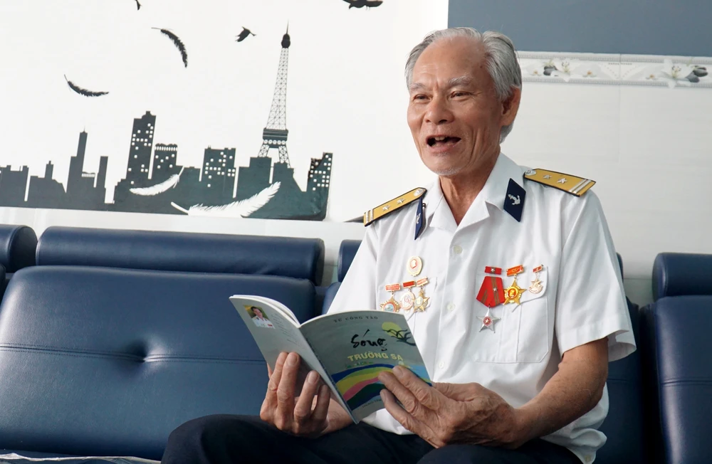 Cựu Trung tá quân y Từ Công Tạo đọc tập thơ Sóng Trường Sa do ông sáng tác vào những năm công tác ở Trường Sa. Ảnh: H.H