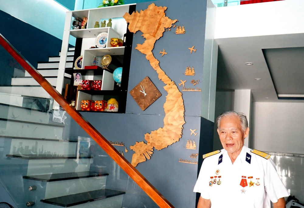 Tấm bản đồ đầy đủ hải đồ Việt Nam trong nhà cựu quân y. Ảnh: H.H