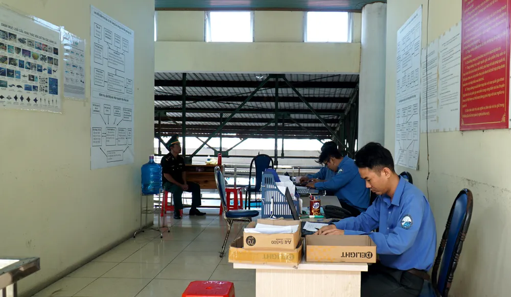 Cán bộ Văn phòng đại diện thanh tra kiểm soát nghề cá đang làm việc tại cảng Hòn Rớ. Ảnh: H.H Cán bộ Văn phòng đại diện thanh tra kiểm soát nghề cá đang làm việc tại cảng Hòn Rớ. Ảnh: H.H