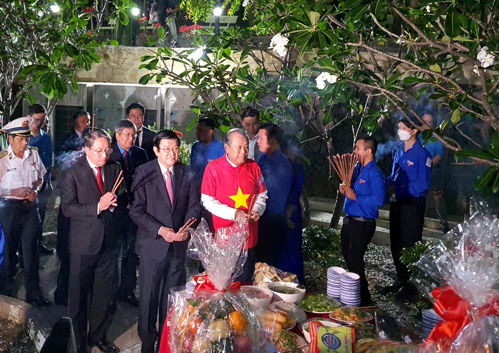 Nguyên Chủ tịch nước Trương Tấn Sang, nguyên Phó Thủ tướng thường trực Chính phủ Trương Hòa Bình cùng các đại biểu dâng hương tại khu mộ gió. Theo Ban quản lý khu tưởng niệm chiến sĩ Gạc Ma, trong những ngày này, hàng ngàn người từ khắp cả nước đến dâng hương, dâng hoa tưởng niệm 64 liệt sĩ Gạc Ma.