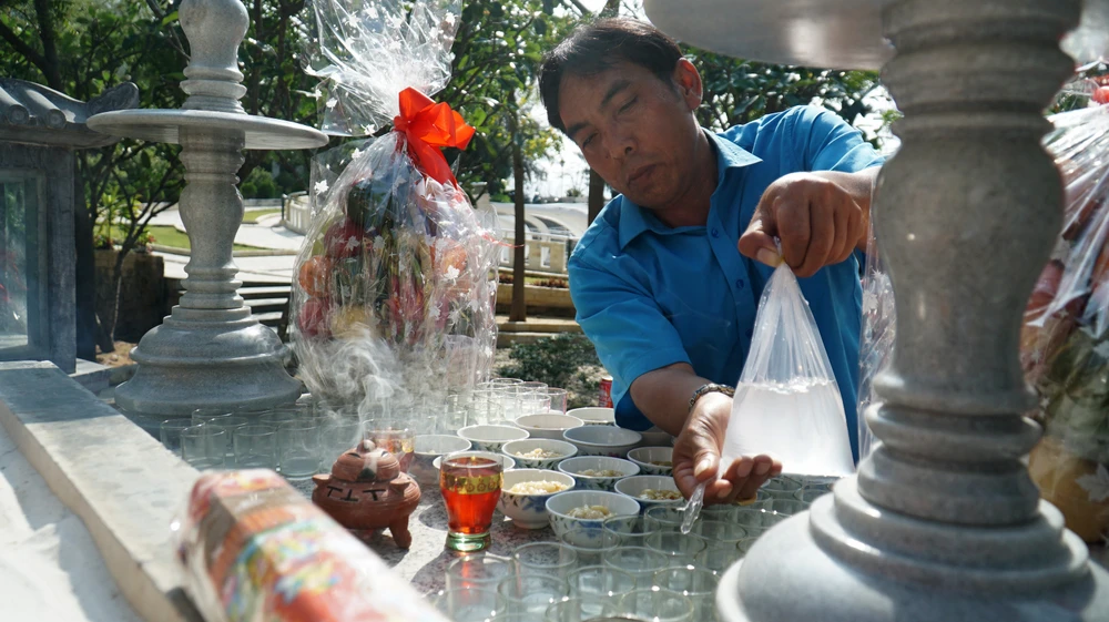 64 li rượu được rót ra trên bàn thờ cùng 64 bộ chén bát được bày nghiêm trang trên bàn thờ. Những lẵng hoa tươi thắm cũng được dâng lên các chiến sĩ cùng 64 hoa đăng.