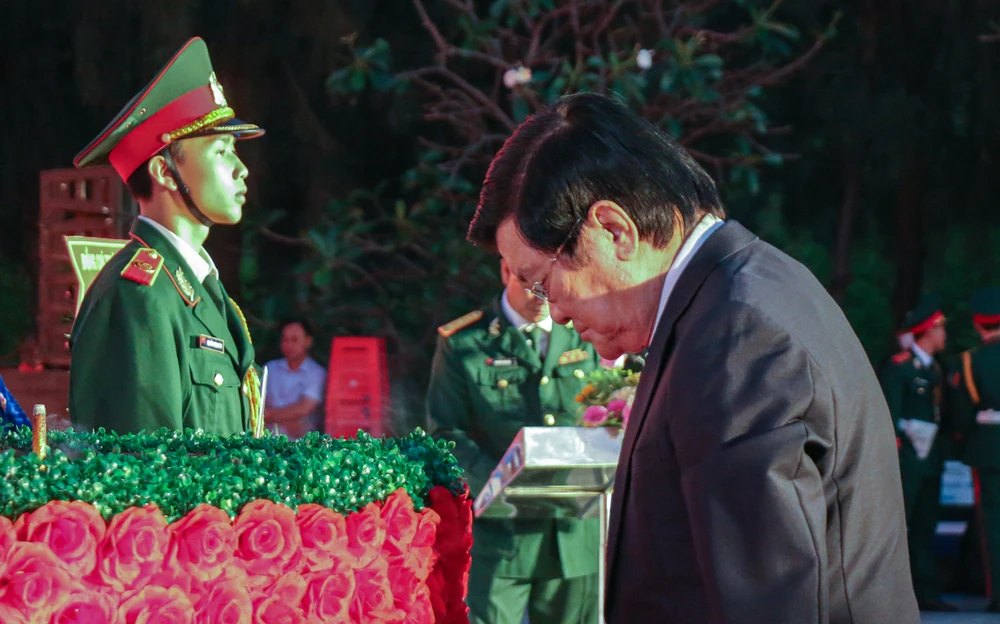 Nguyên Chủ tịch nước Trương Tấn Sang tưởng niệm các liệt sĩ hy sinh ở đảo Gạc Ma trong trận chiến bảo vệ chủ quyền thiêng liêng của Tổ quốc.