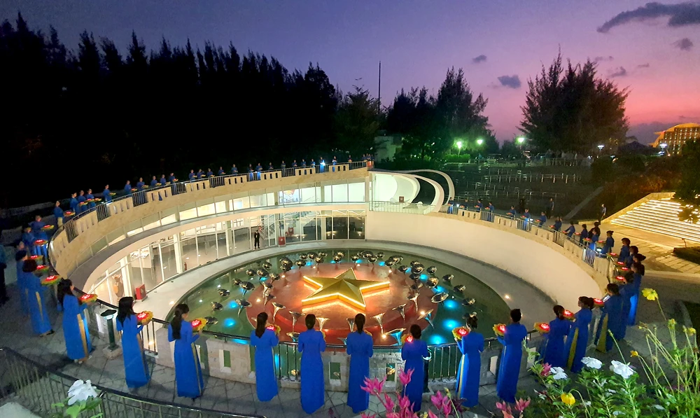 64 hoa đăng được thả tại khu trưng bày ngầm. Đây là nơi bảo quản, lưu giữ những hiện vật liên quan đến các liệt sĩ Gạc Ma.