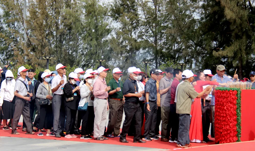 Hội cựu chiến binh huyện Di Linh, tỉnh Lâm Đồng, đến dâng hương tại khu tưởng niệm 64 chiến sĩ Gạc Ma.