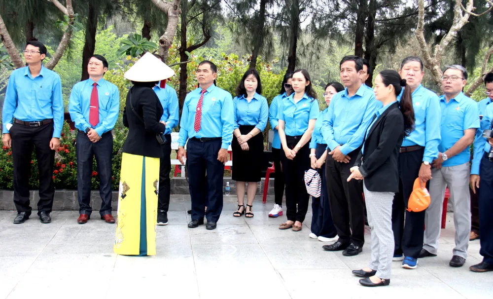 Liên đoàn lao động TP Nha Trang đến tưởng niệm các liệt sĩ.