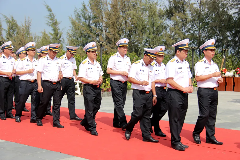 Đoàn Bộ tư Lệnh vùng 4 Hải quân vào dâng hương.