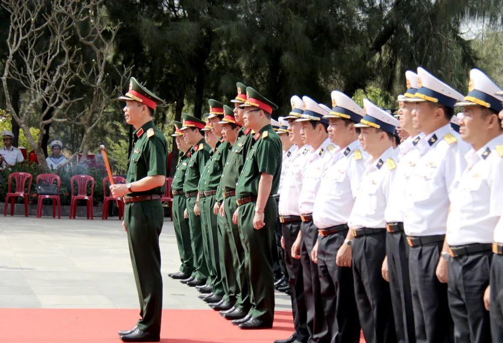 Họ dâng hương và dành một phút mặc niệm nhớ về 64 chiến sĩ.