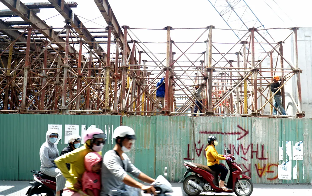 Nhân chứng này kể, khoảng 11 giờ ngày 13-3, các công nhân đang lấy những thanh thép lớn từ công trình nút giao thông Ngọc Hồi. Tuy nhiên, bên dưới không có che chắn hay lưới bảo vệ trong quá trình thi công. Lúc này, một thanh thép dài khoảng 2 m, nặng 28 kg (cơ quan chức năng đã cân) bất ngờ rơi xuống dòng người đang lưu thông bên dưới. Hai chiếc xe máy đang lưu thông bị thanh sắt rơi trúng.