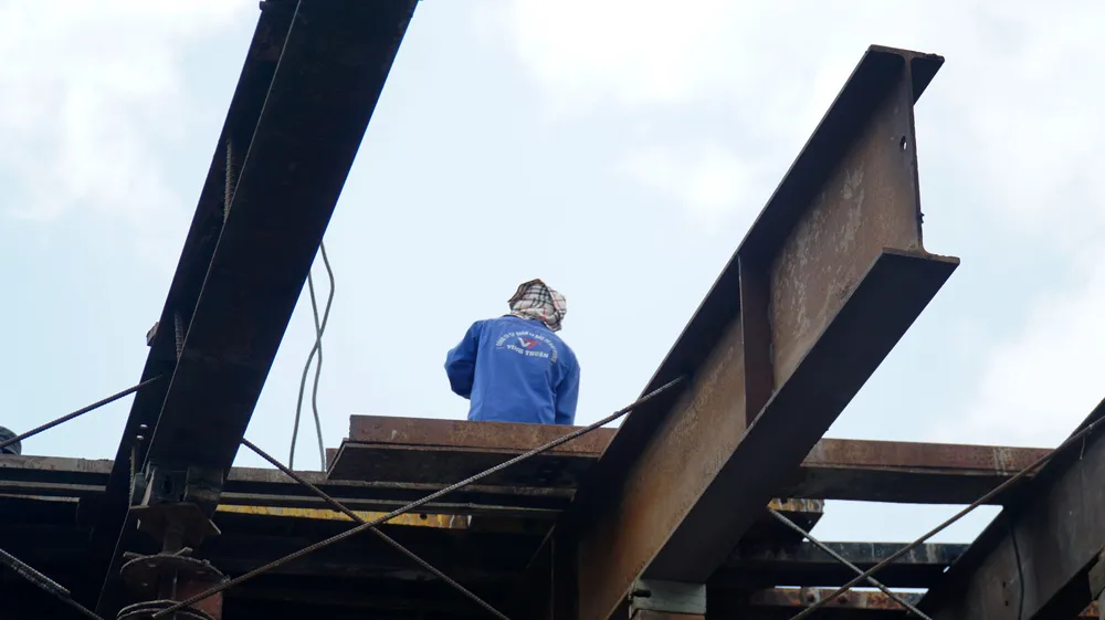 Ông Nguyễn Văn Dần, Giám đốc Sở GTVT tỉnh Khánh Hòa, cho biết dự án này do Ban Quản lý đầu tư các công trình giao thông tỉnh Khánh Hòa quản lý. Sau khi xảy ra vụ việc, Sở đã yêu cầu Ban này báo cáo cụ thể sự việc. &quot;Chúng tôi yêu cầu Ban yêu cầu chủ đầu tư rà soát, kiểm tra công tác đảm bảo an toàn lao động, an toàn giao thông trong quá trình thi công&quot;- ông Dần nói.