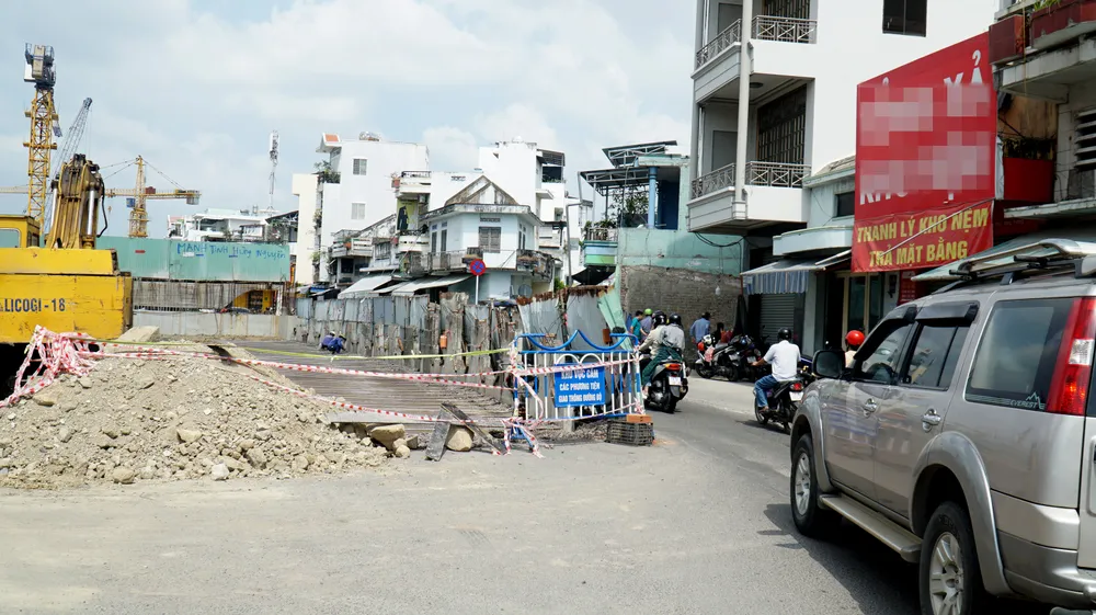 Để phục vụ thi công, hướng lưu thông từ TP Nha Trang đi huyện Diên Khánh bị chắn gần hết, chỉ còn lại một phần đường nhỏ cho các phương tiện chen nhau lưu thông.