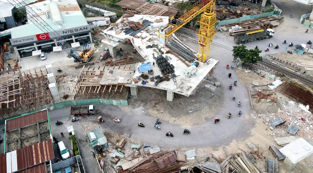 Dự án nút giao thông Ngọc Hồi có tổng mức đầu tư hơn 1.370 tỉ đồng, khởi công vào năm 2017. Đây là dự án giao thông trọng điểm của tỉnh Khánh Hòa do tập đoàn Phúc Sơn thực hiện theo hợp đồng BT. Dự án này đã chậm tiến độ. Mới đây, tại cuộc họp với UBND tỉnh Khánh Hòa, chủ đầu tư cam kết sẽ thông xe vào dịp Lễ 30-4.