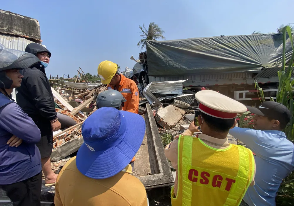 Lực lượng Công an tỉnh Khánh Hòa đã có mặt để xử lý vụ tai nạn. Ảnh: T.Q