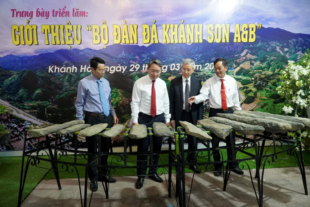 Hai bộ đàn đá Khánh Sơn được trưng bày tại Khánh Hòa sau hơn 40 năm. Ảnh: H.H