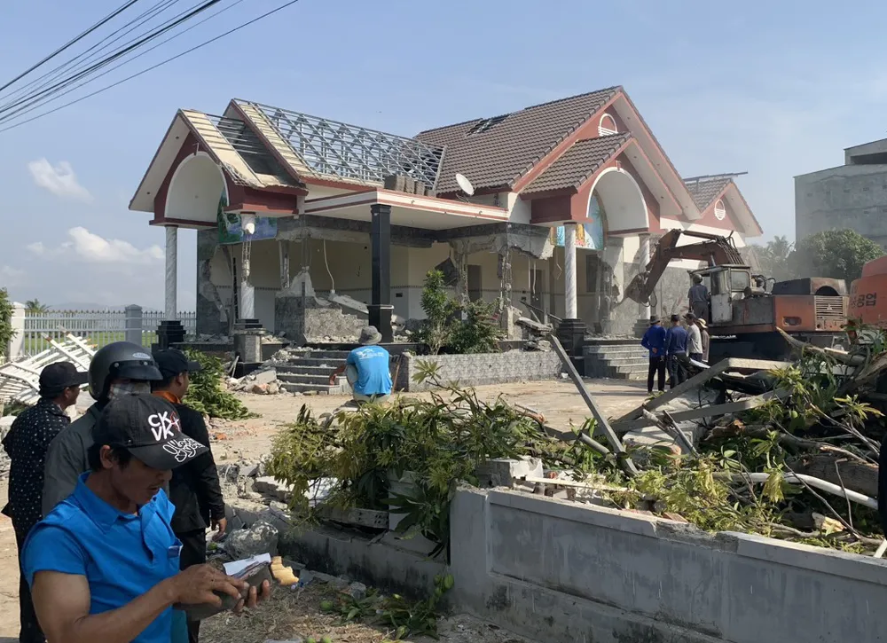 Ông Danh chiếm đất công ích xây căn nhà trị giá gần 2 tỉ đồng. Ảnh: N.H