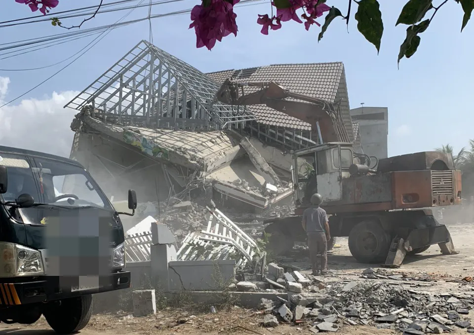 Chính quyền huyện Ninh Hải cưỡng chế căn nhà xây trái phép trên đất công ích. Ảnh: N.H