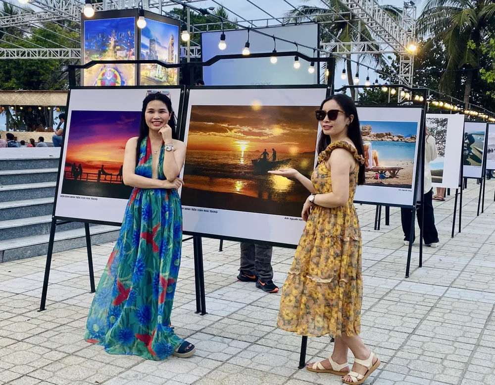 Triển lãm ảnh Khánh Hòa - 370 năm xây dựng và phát triển. Ảnh: CHU VÂN