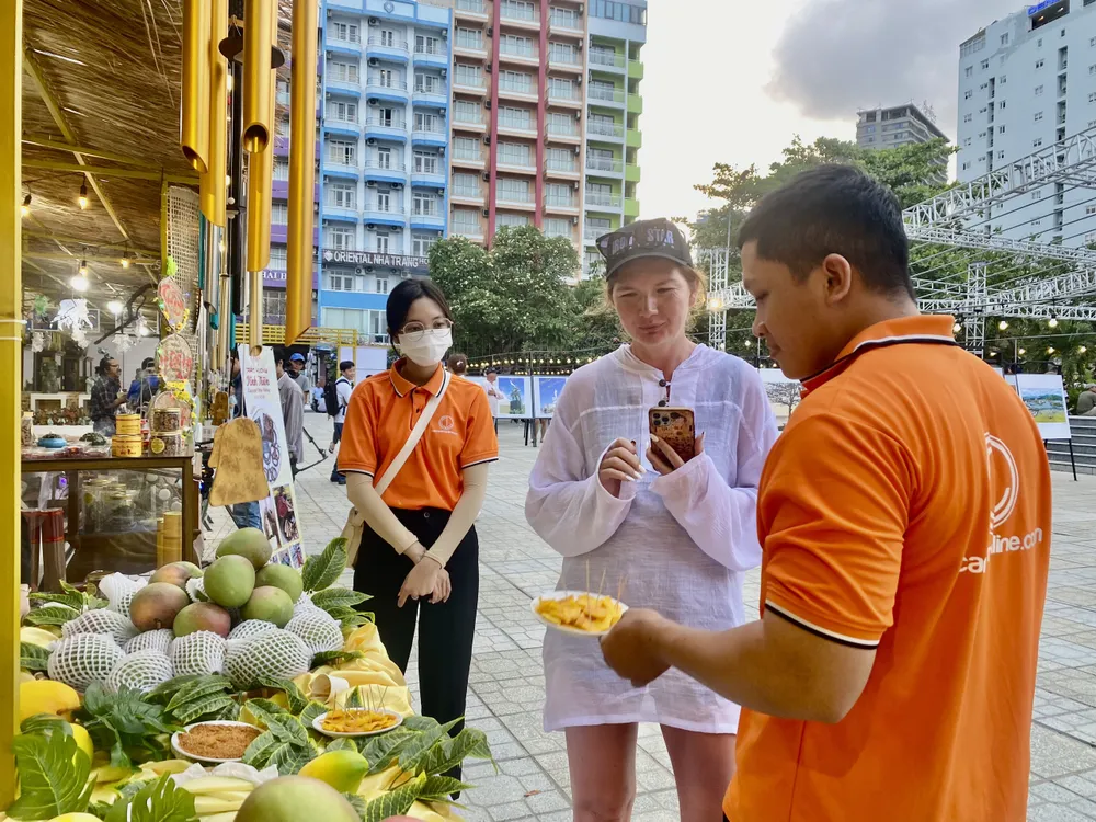 Du khách thưởng thức đặc sản Khánh Hòa. Ảnh: CHU VÂN