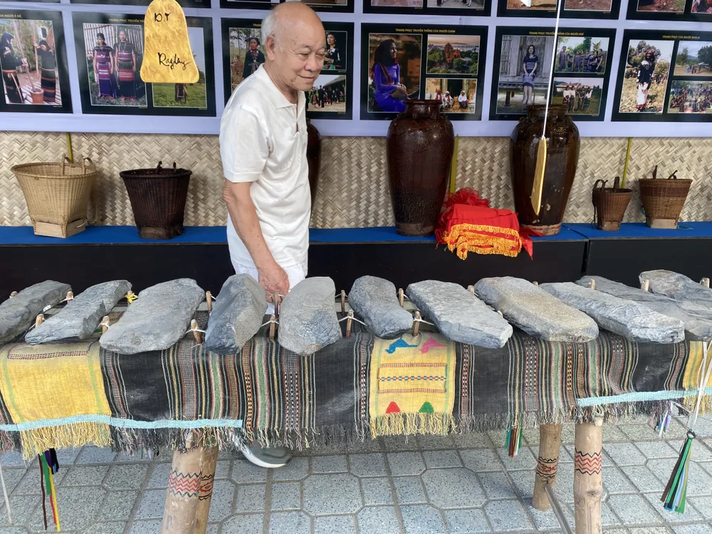 Bộ đàn đá được trưng bày tại Công viên Phù Đổng. Ảnh: CHU VÂN