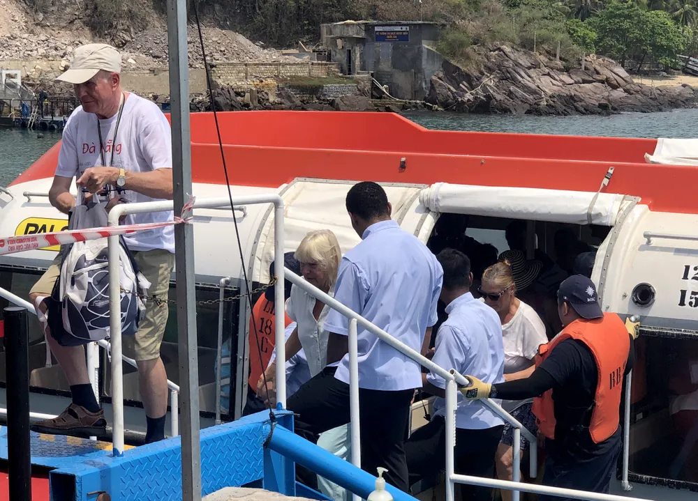 Du khách được trung chuyển từ tàu MSC Poesia lên bờ tham quan TP Nha Trang. Ảnh: D.L