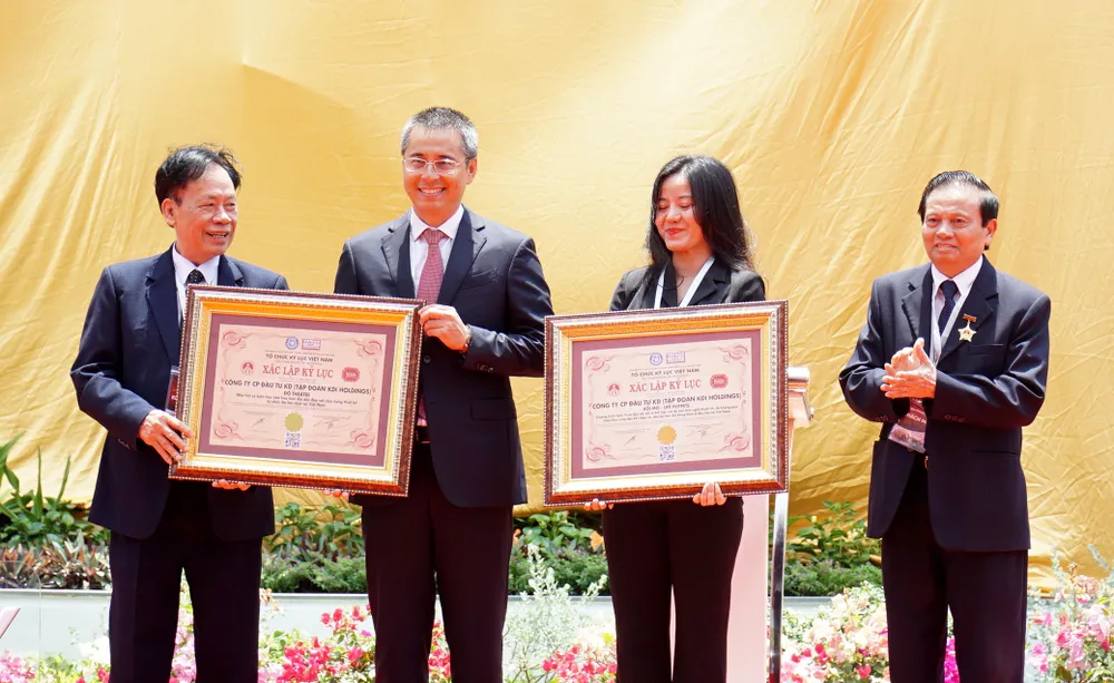 Trao hai kỷ lục cho Nhà hát Đó và show diễn Rối mơ. Ảnh: H.H Trao hai kỷ lục cho Nhà hát Đó và show diễn Rối mơ. Ảnh: H.H
