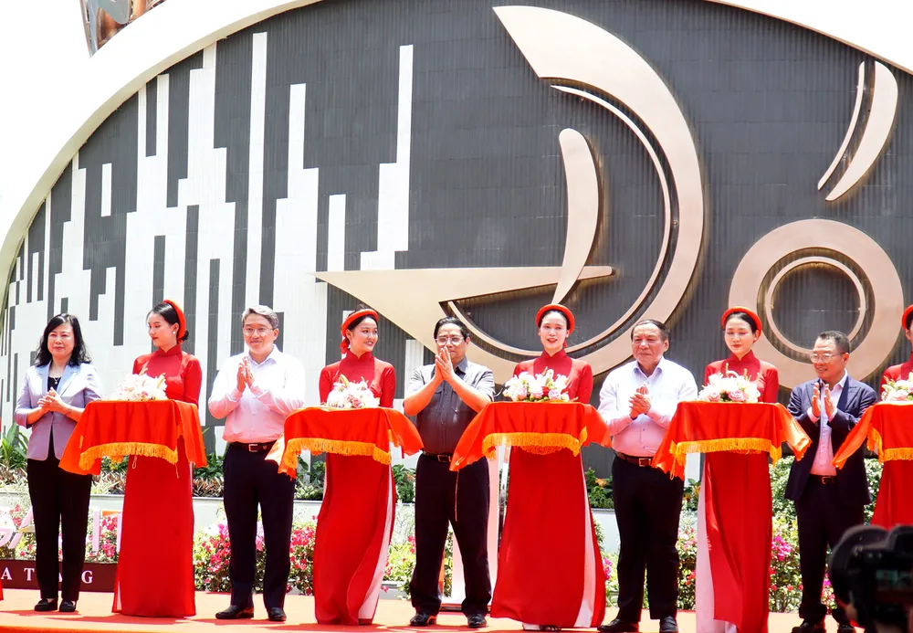 Thủ tướng Phạm Minh Chính cắt băng khánh thành Nhà hát Đó. Ảnh: H.H Thủ tướng Phạm Minh Chính cắt băng khánh thành Nhà hát Đó. Ảnh: H.H