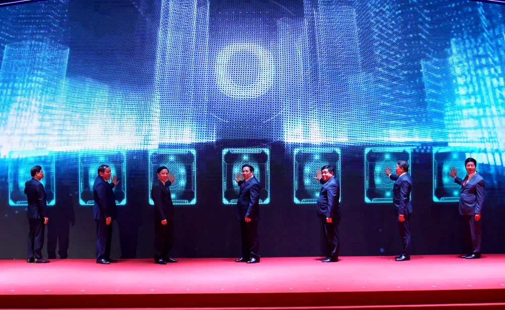 Thủ tướng Phạm Minh Chính bấm nút khai trương cổng thông tin xúc tiến đầu tư. Ảnh: H.H