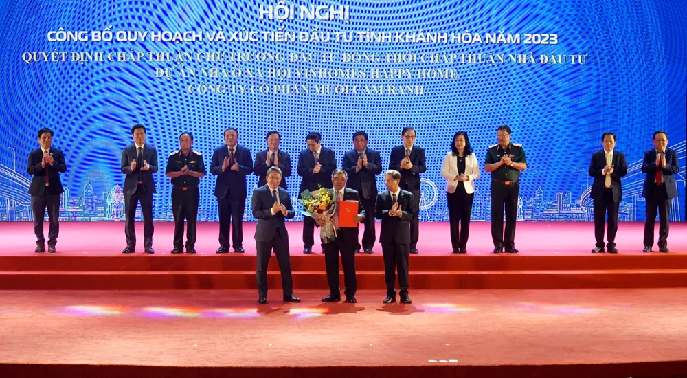 Tỉnh Khánh Hòa đã trao 8 chứng nhận đầu tư với số vốn hơn 31.250 tỉ đồng. Ảnh: H.H