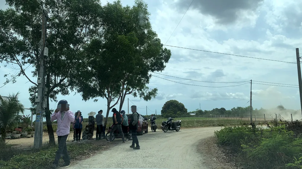 Nhóm người livestream quảng cáo đất trong khu vực rẫy mì ở thôn Hiền Lương. Ảnh: H.H Nhóm người livestream quảng cáo đất trong khu vực rẫy mì ở thôn Hiền Lương. Ảnh: H.H