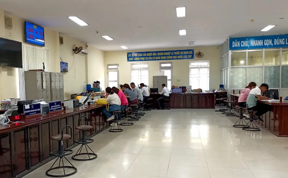 Văn phòng một cửa Cam Lâm thưa thớt người đến giải quyết giấy tờ đất. Ảnh: H.H Văn phòng một cửa Cam Lâm thưa thớt người đến giải quyết giấy tờ đất. Ảnh: H.H