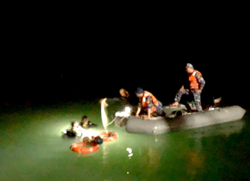 Tổ thợ lặn của Lữ đoàn 126 triển khai hoạt động cứu nạn. Ảnh: H.Q