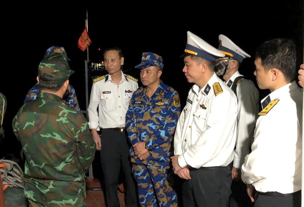 Ngay trong đêm, đoàn công tác Quân chủng Hải quân thống nhất phương án cứu nạn. Ảnh: H.Q