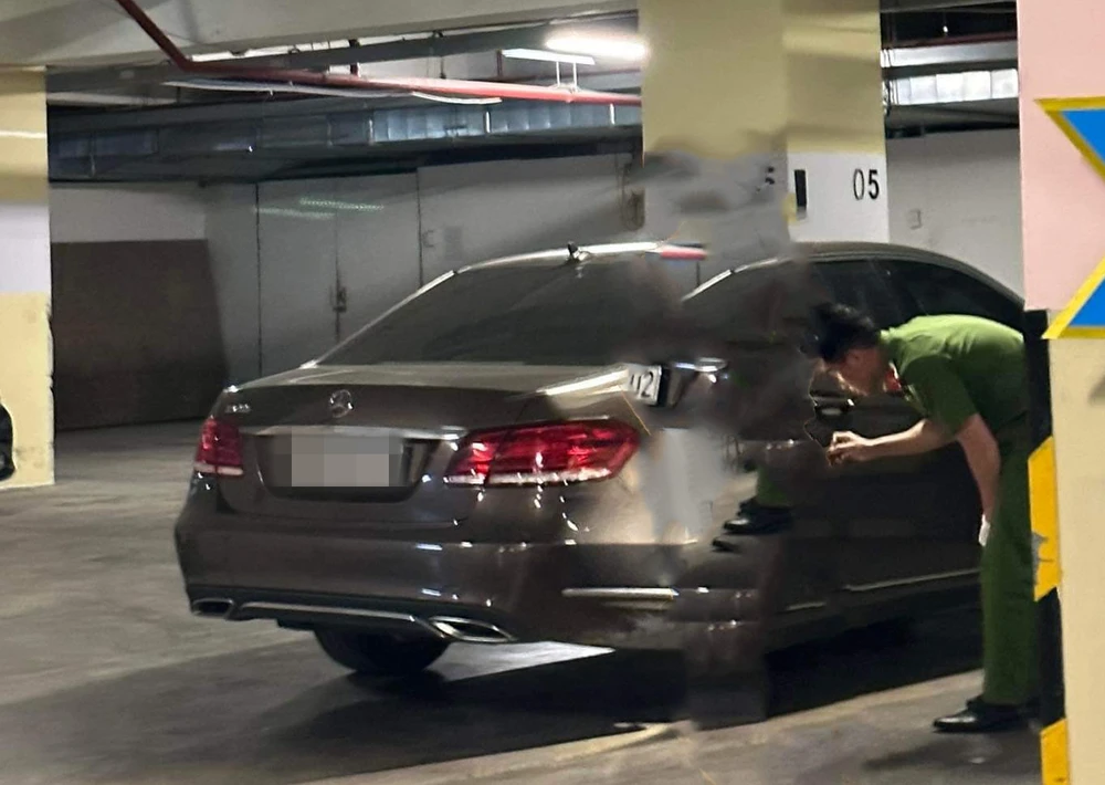 Công an khám nghiệm chiếc Mercedes gây ra vụ tai nạn. Ảnh: C.A