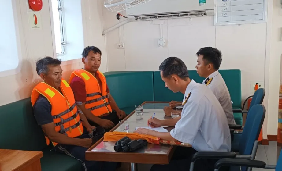 Hải quân trao đổi phương án tìm kiếm với các thuyền viên trên tàu cá Phú Yên. Ảnh: NGUYỄN NAM Hải quân trao đổi phương án tìm kiếm với các thuyền viên trên tàu cá Phú Yên. Ảnh: NGUYỄN NAM